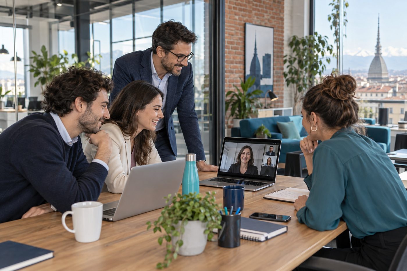 Team di lavoro in un ufficio di Torino collegato in videoconferenza